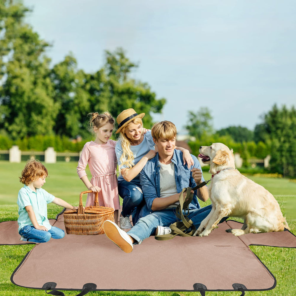 Mancro camping-mat mode offers a soft surface for picnics with pets.