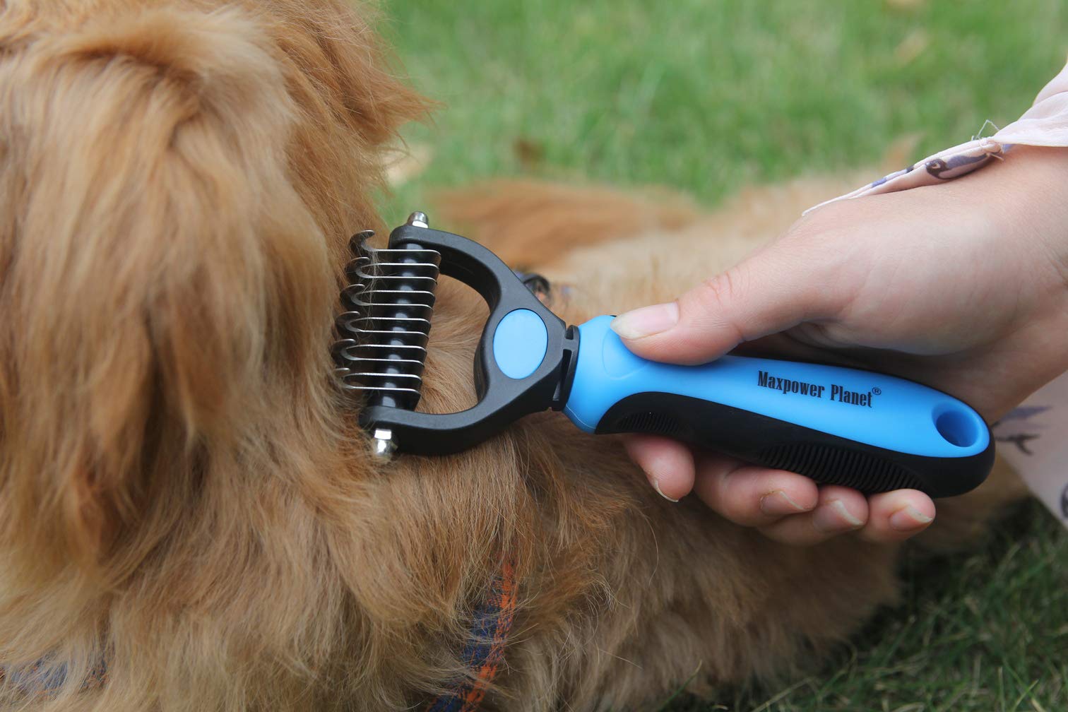 Maxpower Planet grooming brush with non-slip handle for comfortable, controlled brushing sessions.