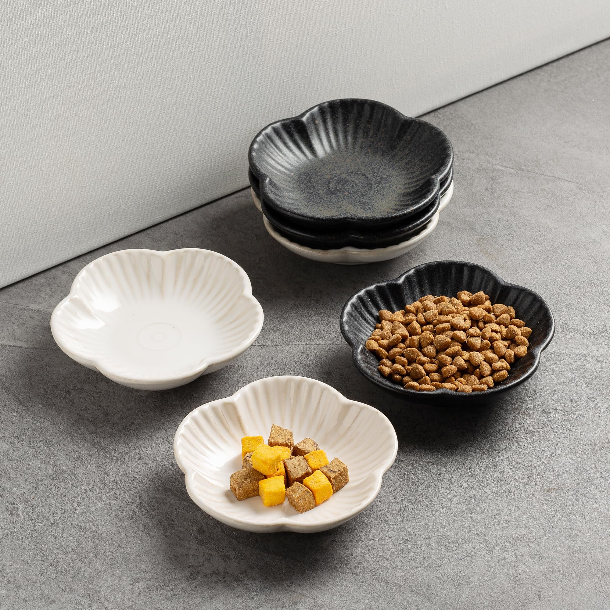 Mecaikru cat-bowls white image illustrating salad, fruit, and snack serving options.