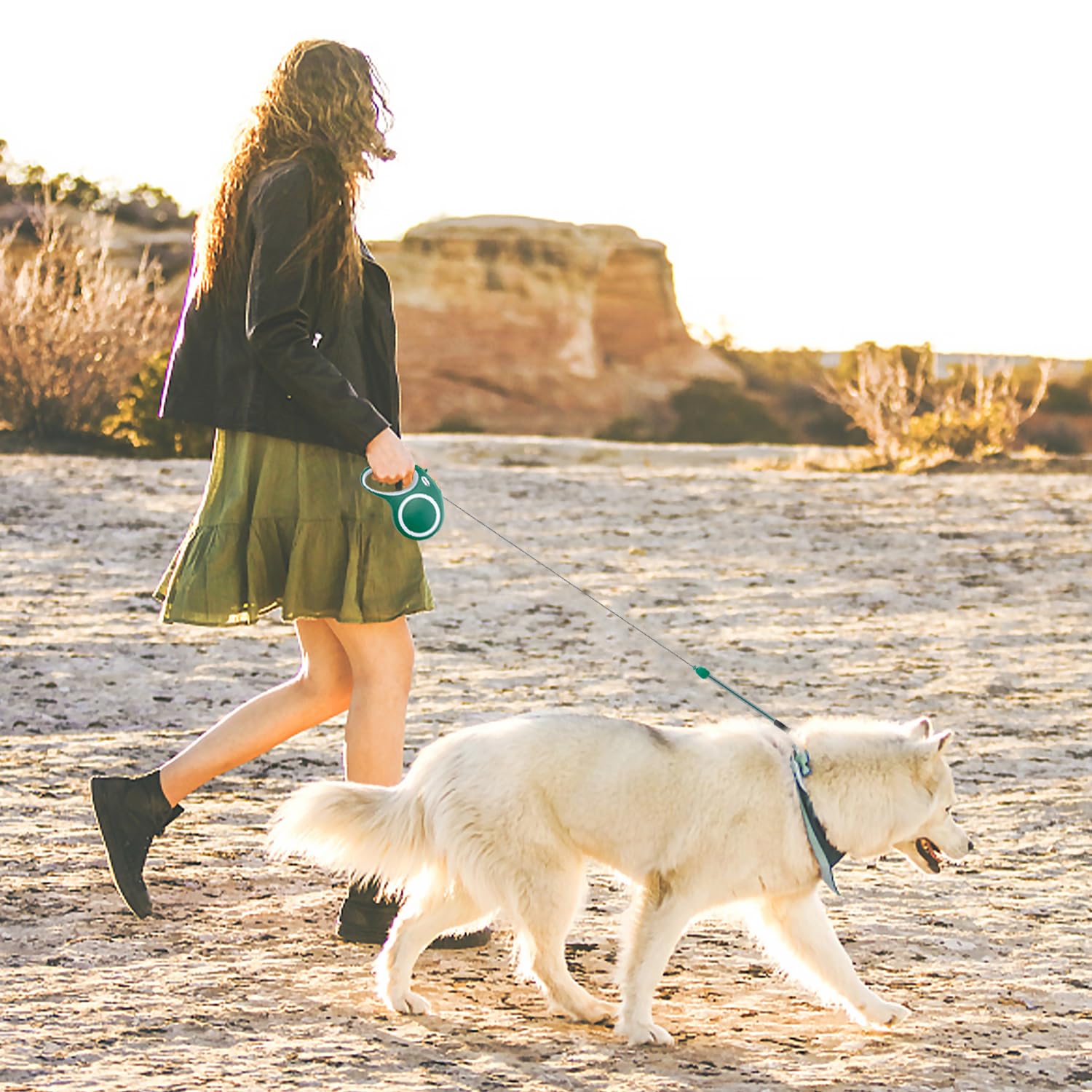 Meekamar green leash shows a comfortable grip for long strolls with pets.