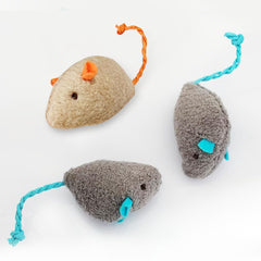 MEETCARE cat toy mouse close-up highlights realistic ears for engaging, hunting-style play.
