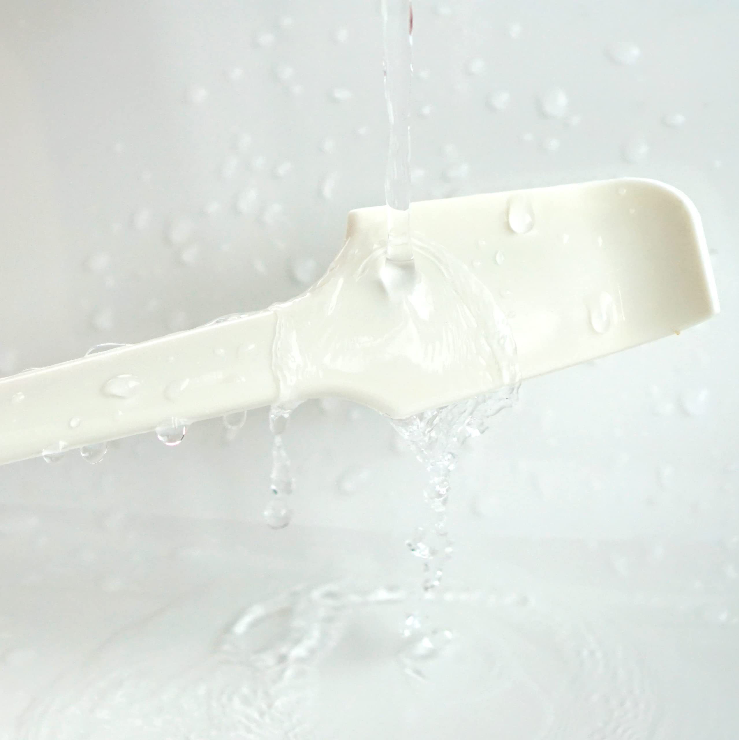 Meow&Woof airproof can cover preserves freshness and masks odors.