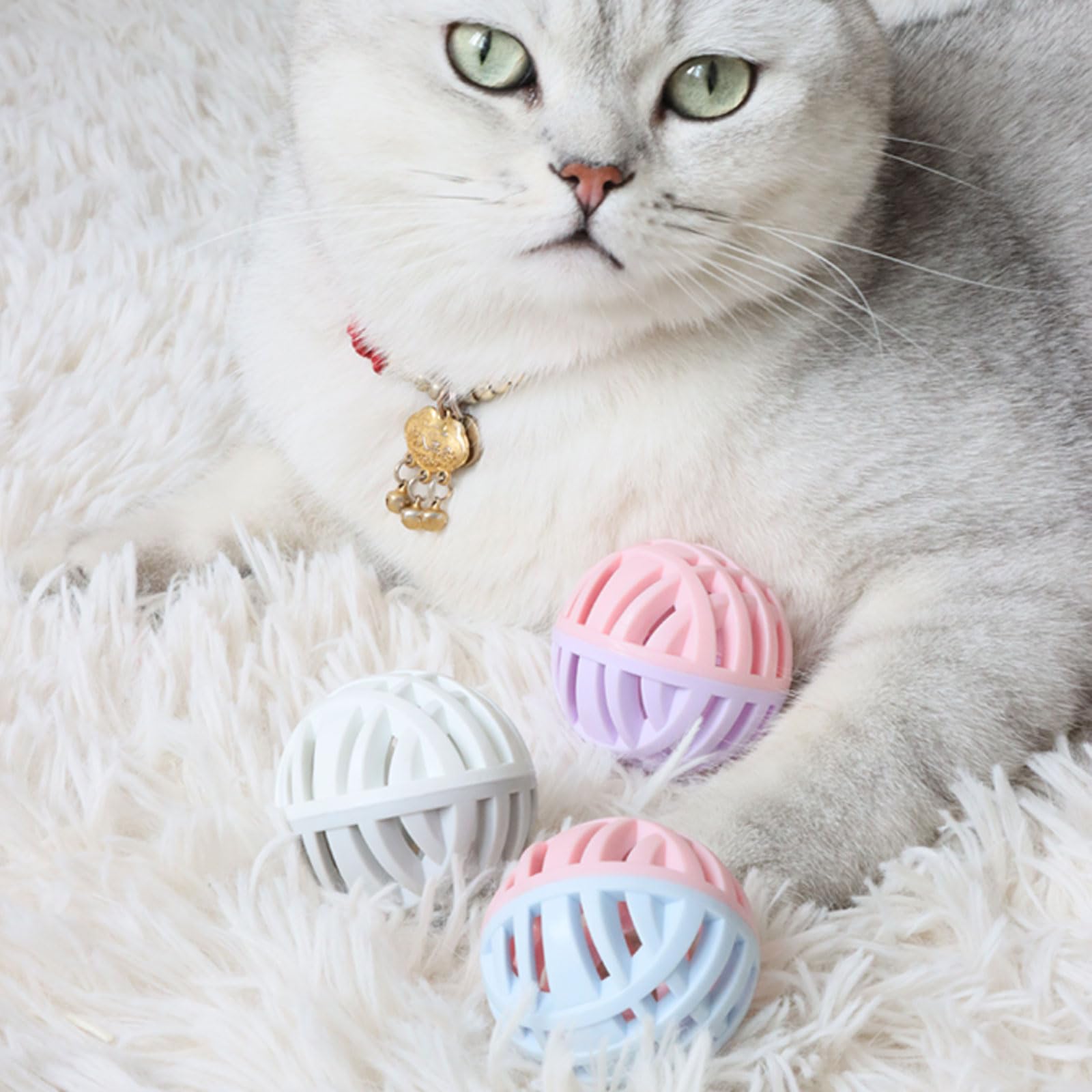 MeowAroma white-gray ball—compact 1.9-inch size for indoor interaction.
