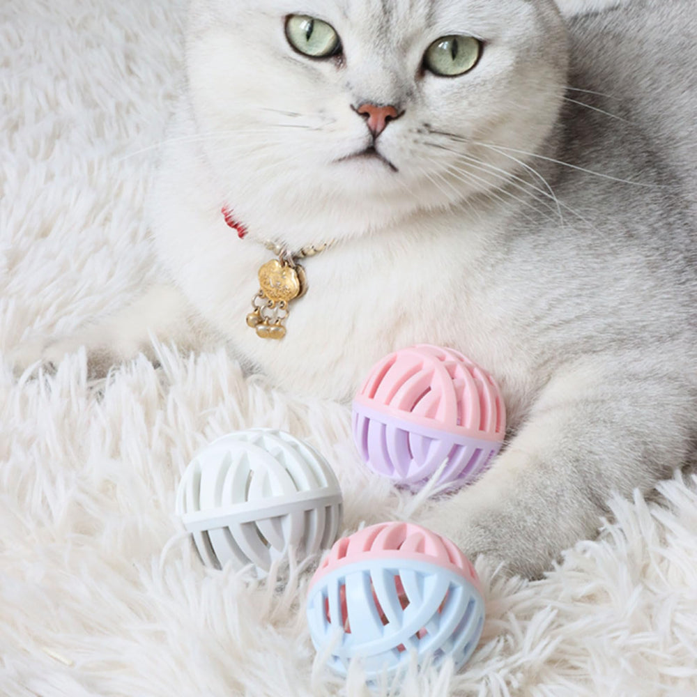 MeowAroma white-gray ball—compact 1.9-inch size for indoor interaction.