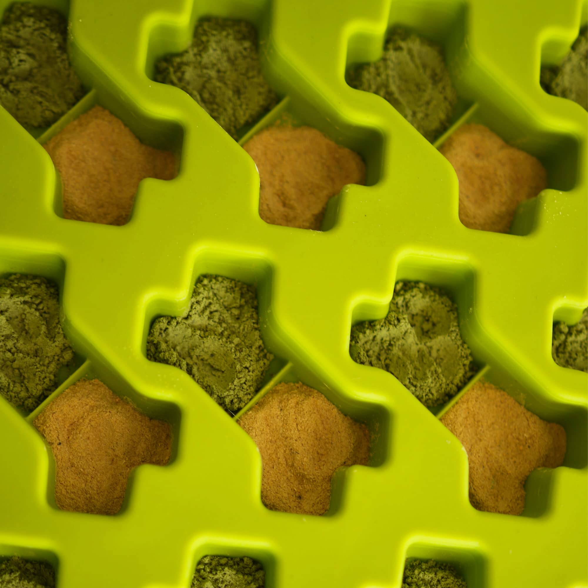 Messy Mutts odor-resistant silicone keeps kitchen fresh when molding bites.