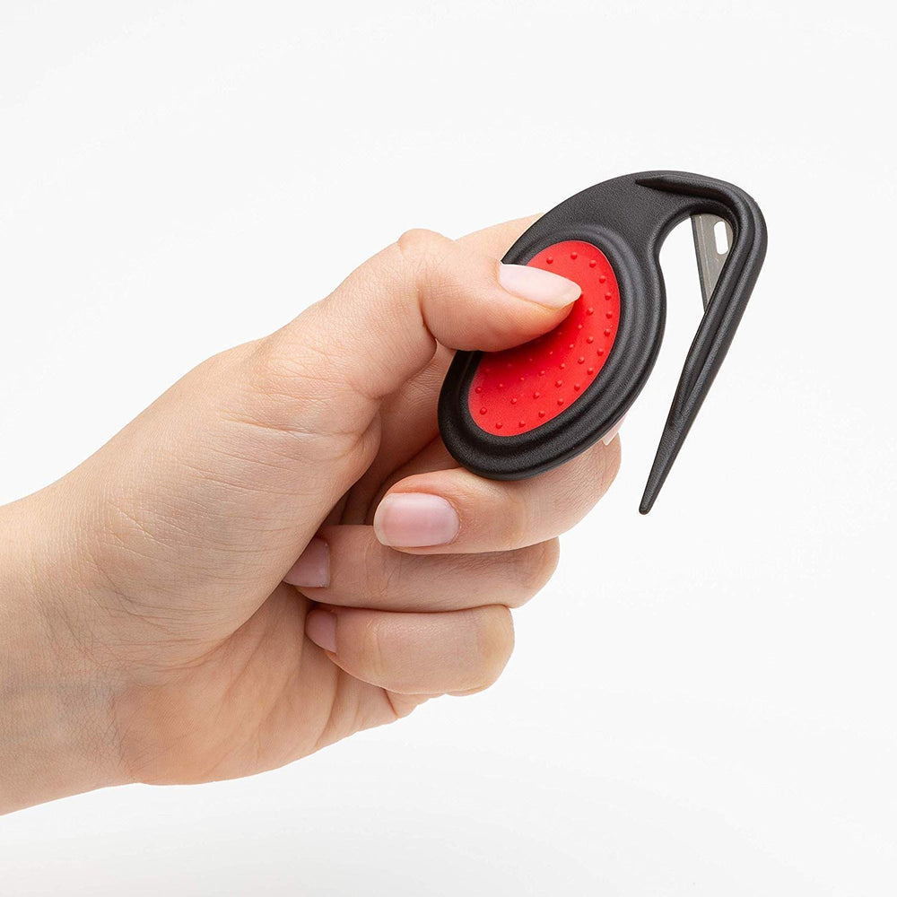 Mikki Matt Splitter ergonomic design provides comfortable grip during grooming.