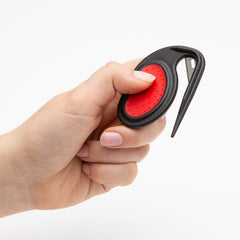 Mikki Matt Splitter ergonomic design provides comfortable grip during grooming.