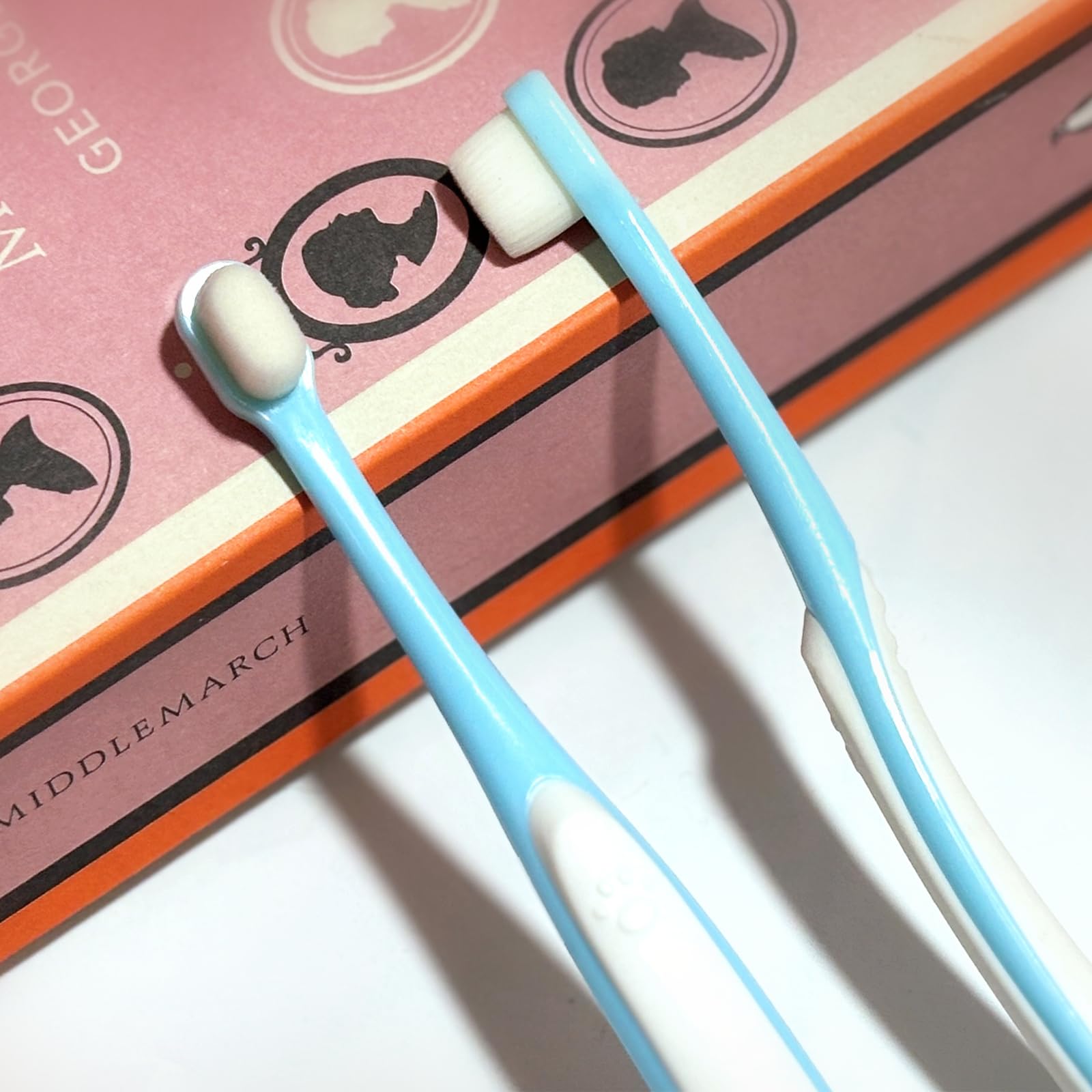 MoonyMars compact design cleans front and sides of tiny mouths for better access.