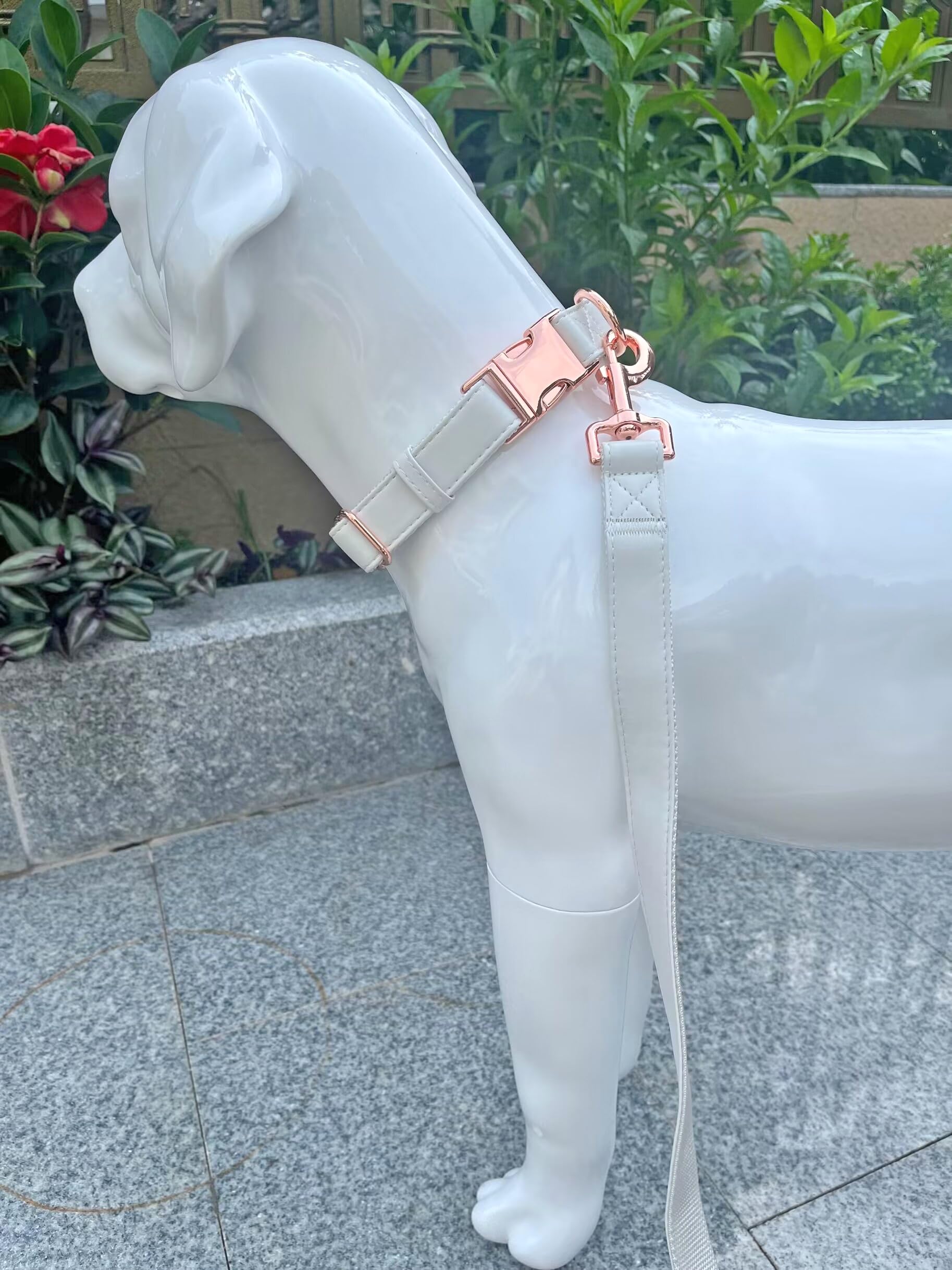 MoTaity waterproof microfiber leather keeps the collar clean in light rain.