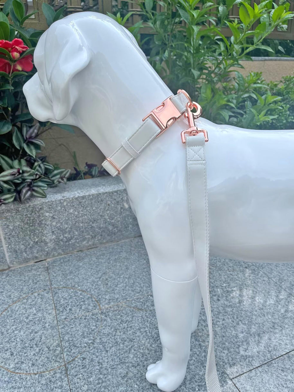 MoTaity waterproof microfiber leather keeps the collar clean in light rain.