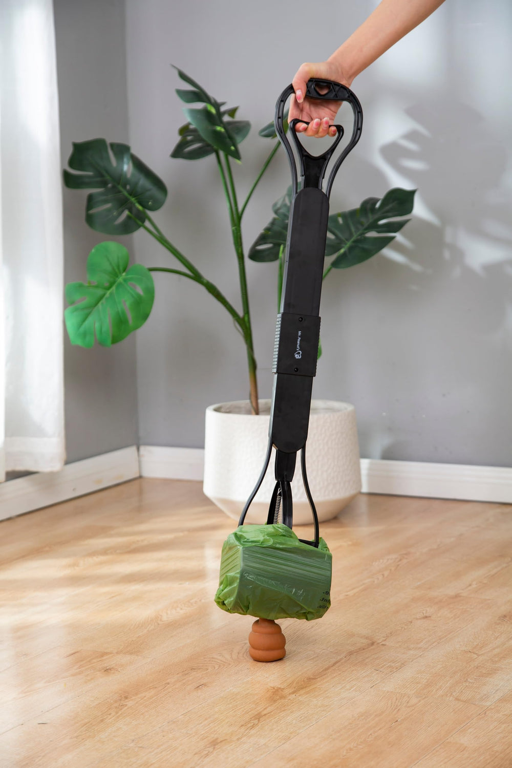 Mr. Peanut's double-spring clamp ensures secure pickup and containment during use.
