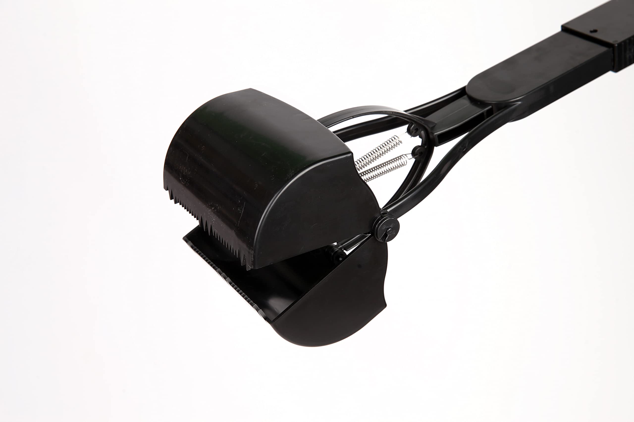 Mr. Peanut's non-slip grip handle provides comfortable scooping during cleanup.