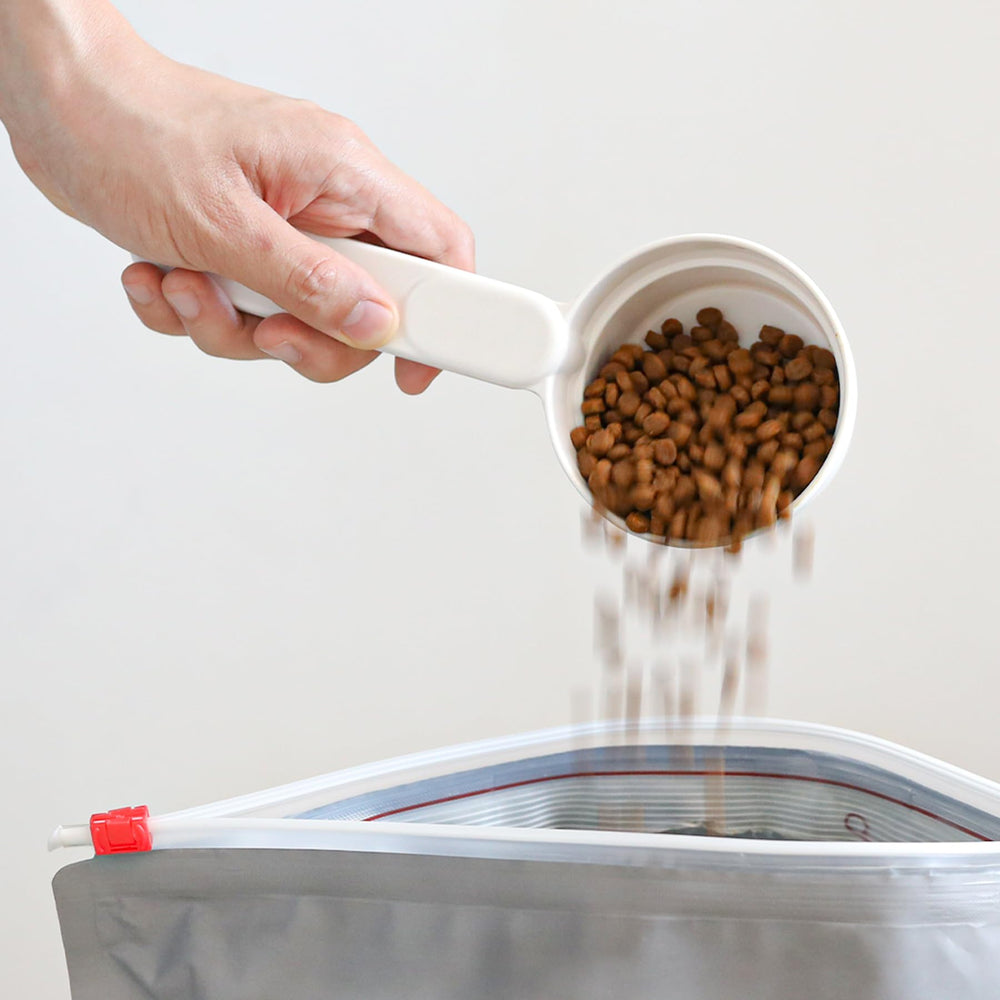 MSBC multi-pet use scoop demonstrated for dogs, cats, ferrets, and rabbits.