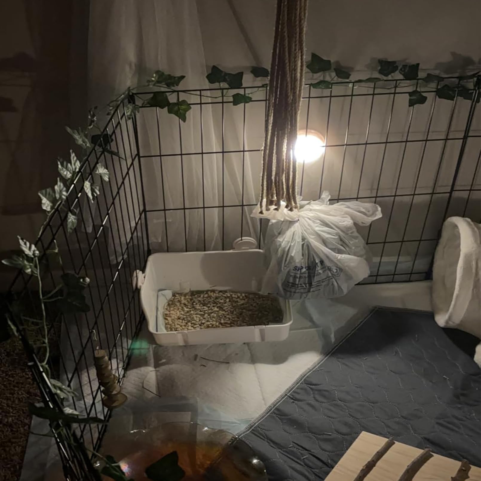 MUYG rabbit litter box easy-clean grid enables fast cleaning.