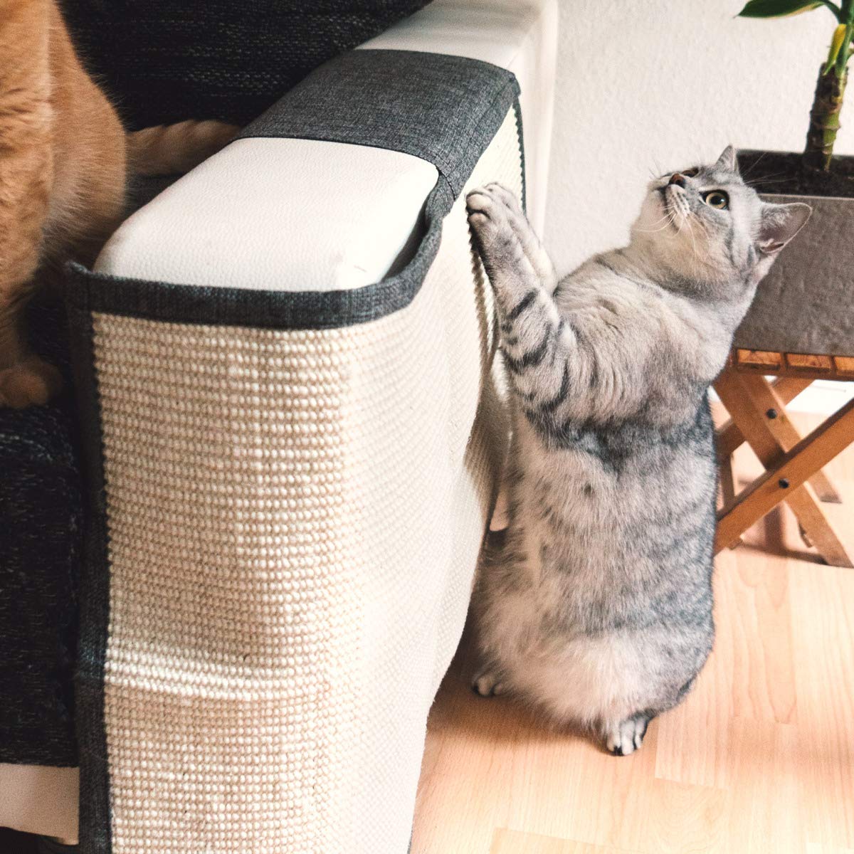 Navaris Cat Scratch Mat natural sisal texture provides durable claw-sharpening surface.