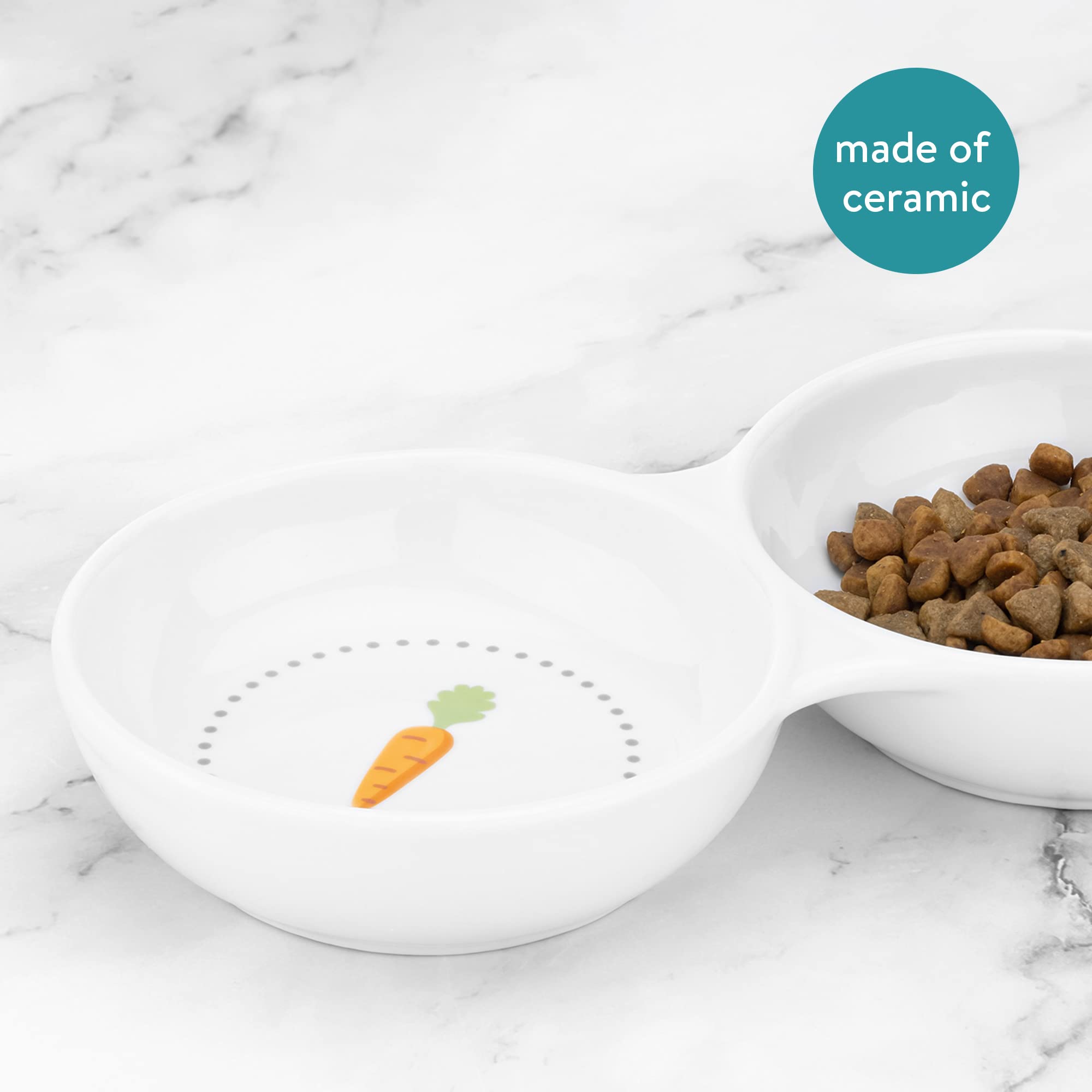Navaris stylish pet accessory featuring carrot pattern for charming mealtimes.