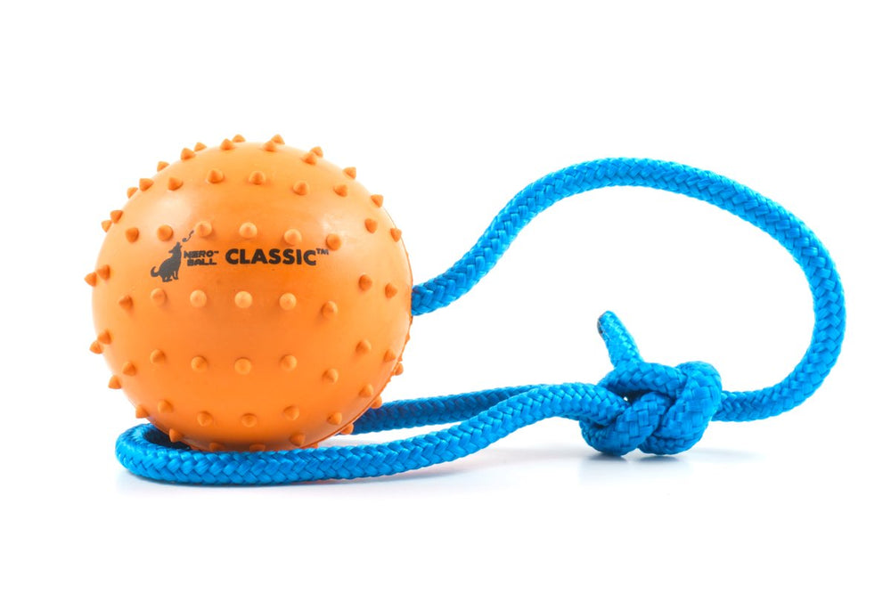 The Nero Ball Classic ball-on-rope closeup shows mint rubber for fresh breath.