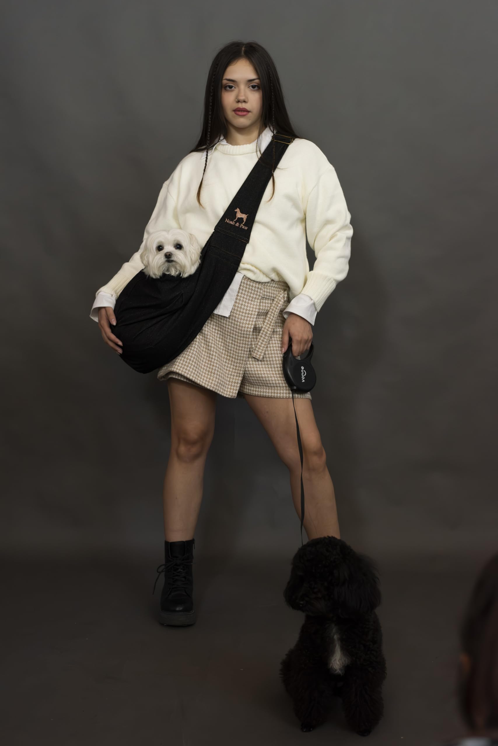 NOAH & PAW sling shows safety belt closure for secure use