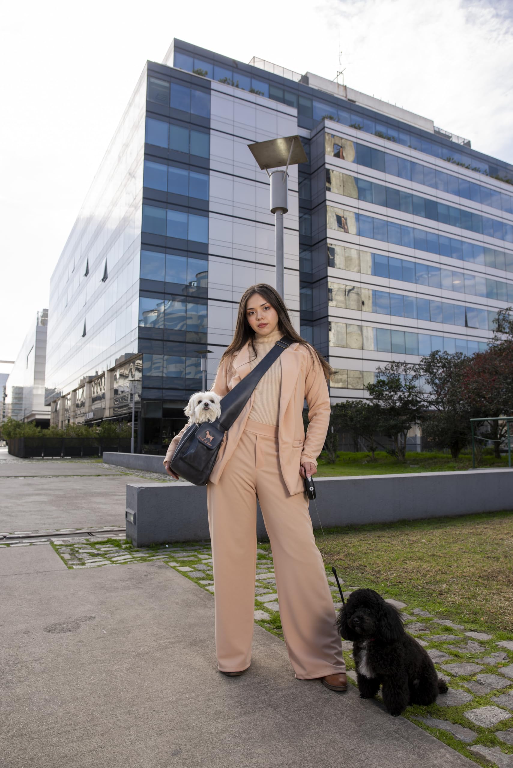 Noah & Paw small-dog weight 5-18 lbs badge showcasing suitability