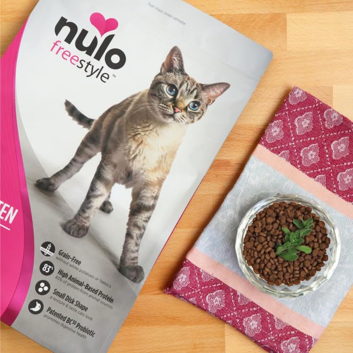 Nulo Freestyle serving bowl with kibble ready for mealtime enjoyment.