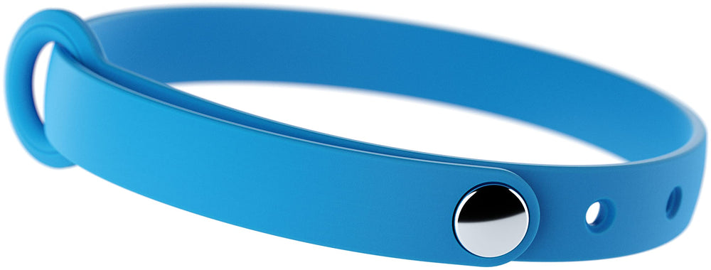 Nuvuq Breakaway Collar blue buckle closeup demonstrates safe release for snag prevention.