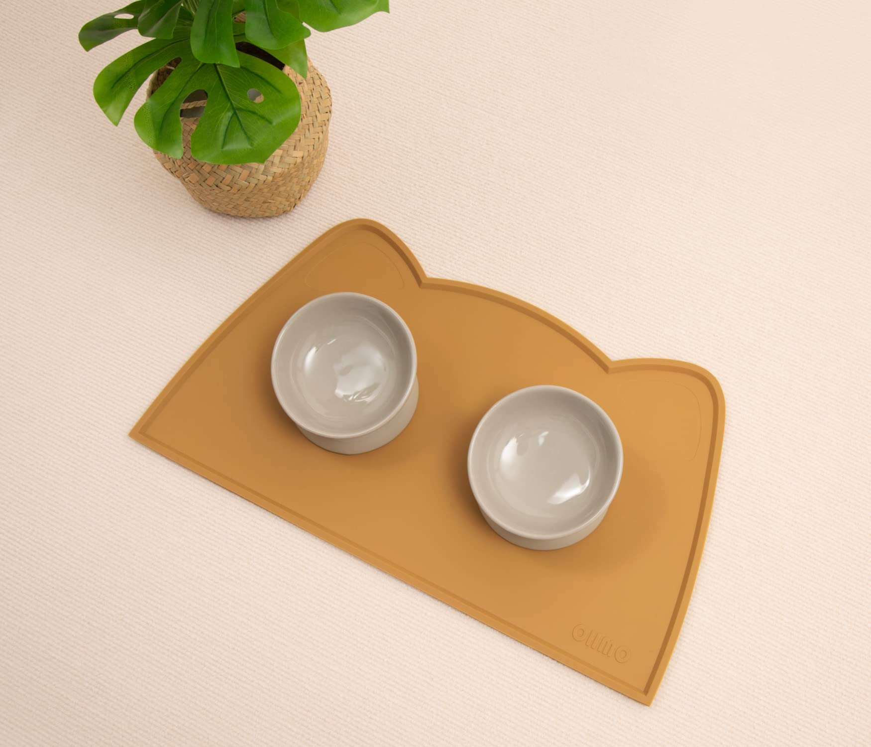 OHMO cat food mat honey color suits homes and trips.