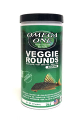 Omega One Veggie Rounds en bote de 8 oz con bolitas de 14 mm para alimentación diaria.