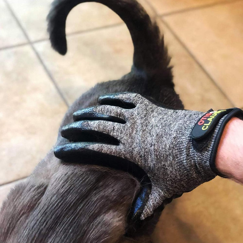 Otis and Claude grooming gloves easy-cleaning after grooming with hair peel removal.