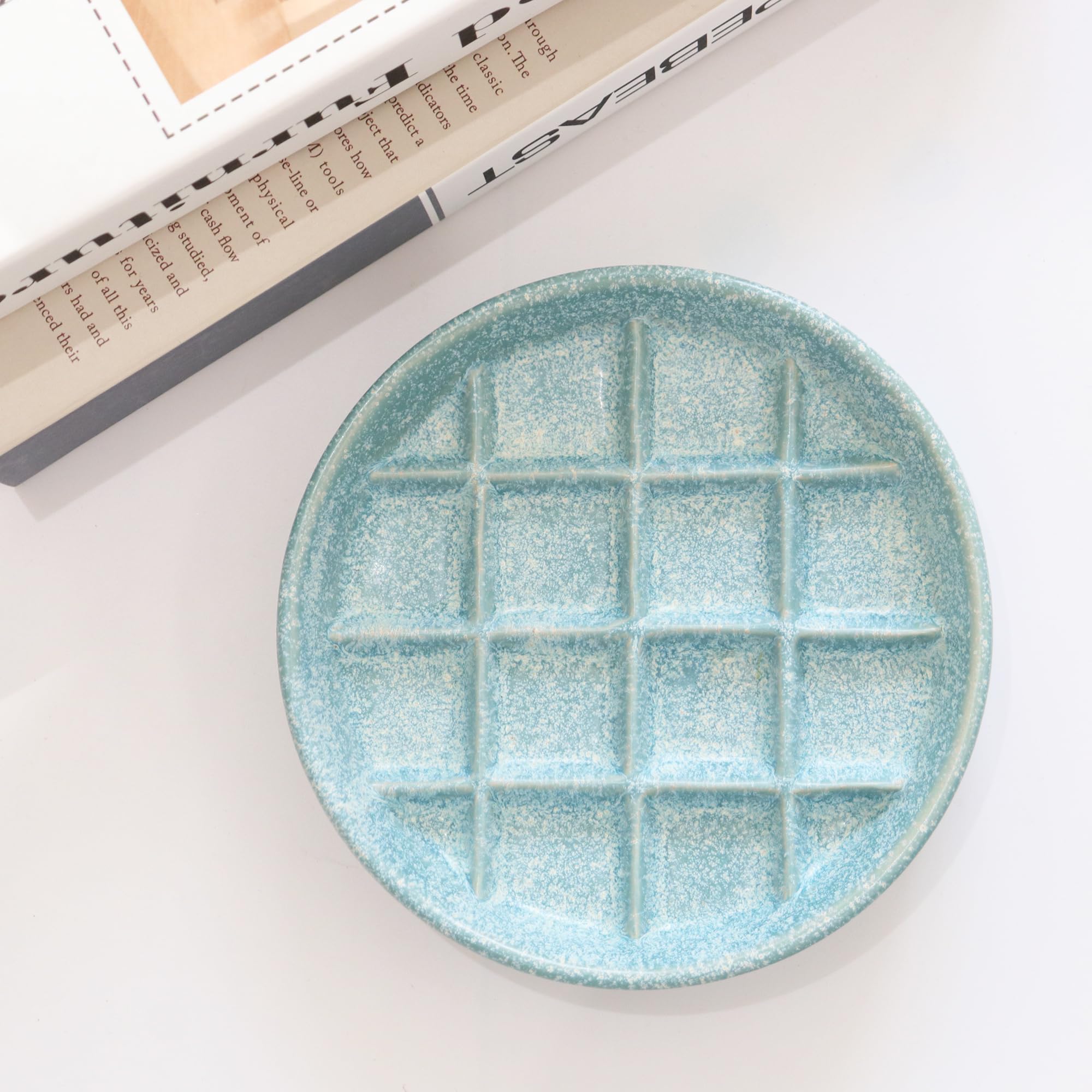 Padolitlay grid-design cat dish for portion-controlled meals.