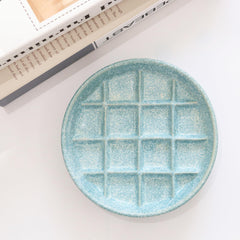 Padolitlay grid-design cat dish for portion-controlled meals.