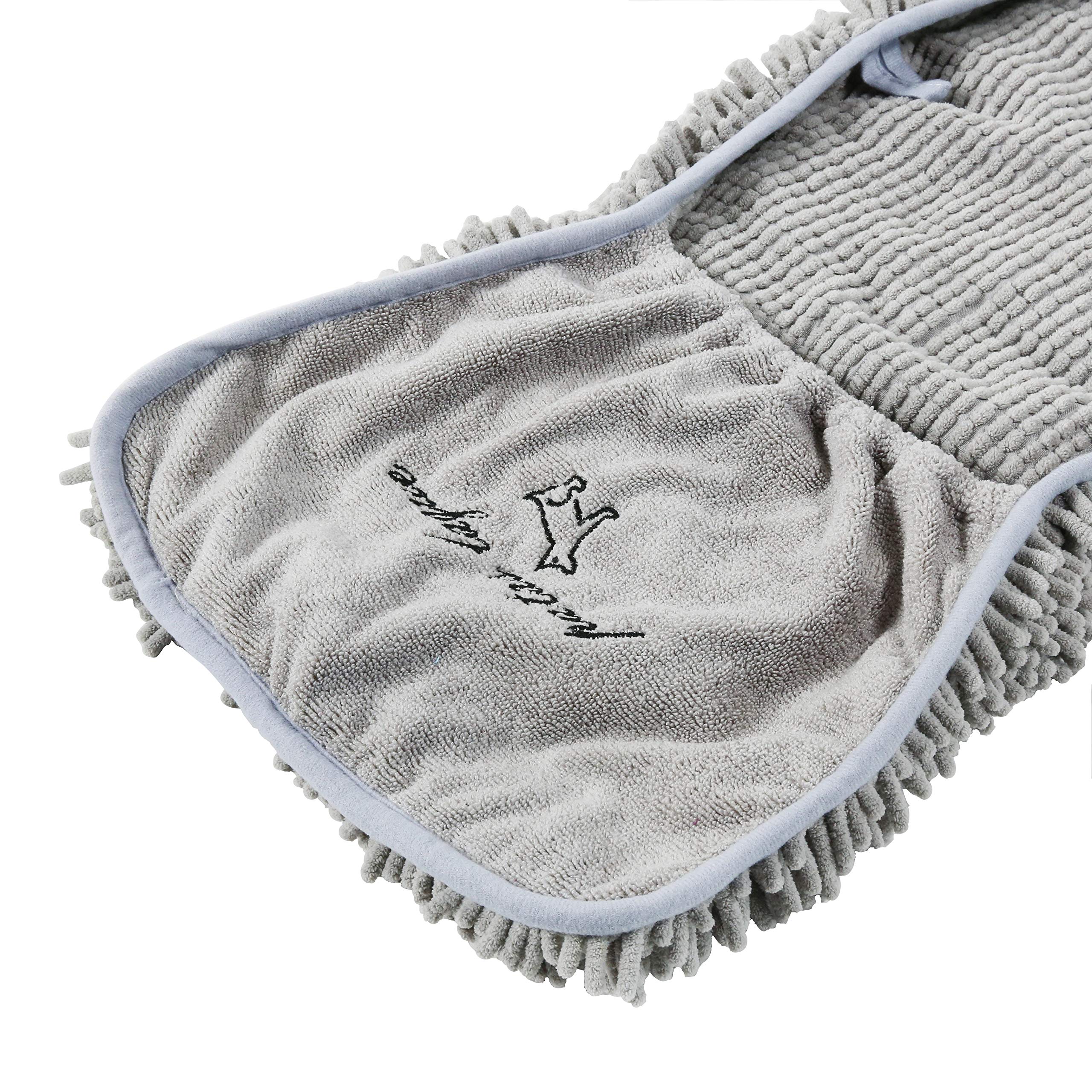Patas Lague towel with hand pockets provides secure grip during drying