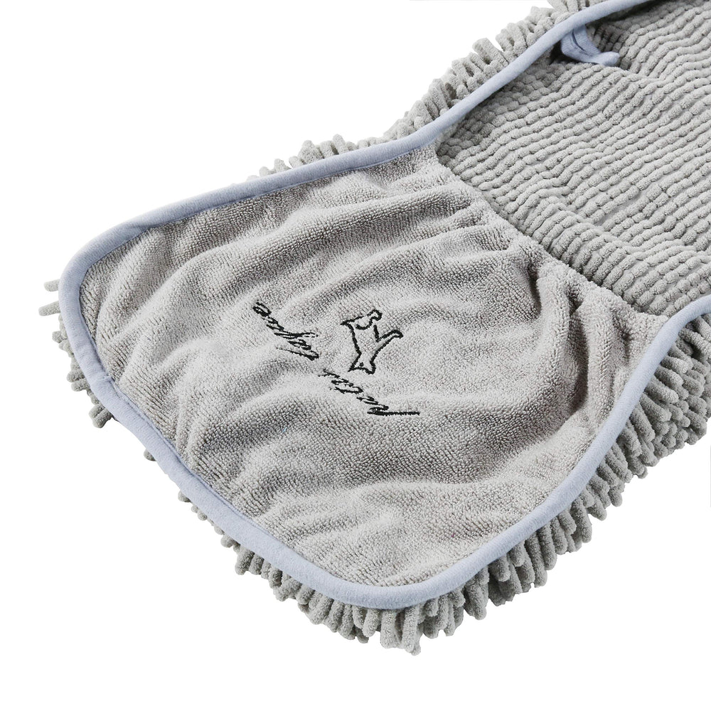 Patas Lague towel with hand pockets provides secure grip during drying