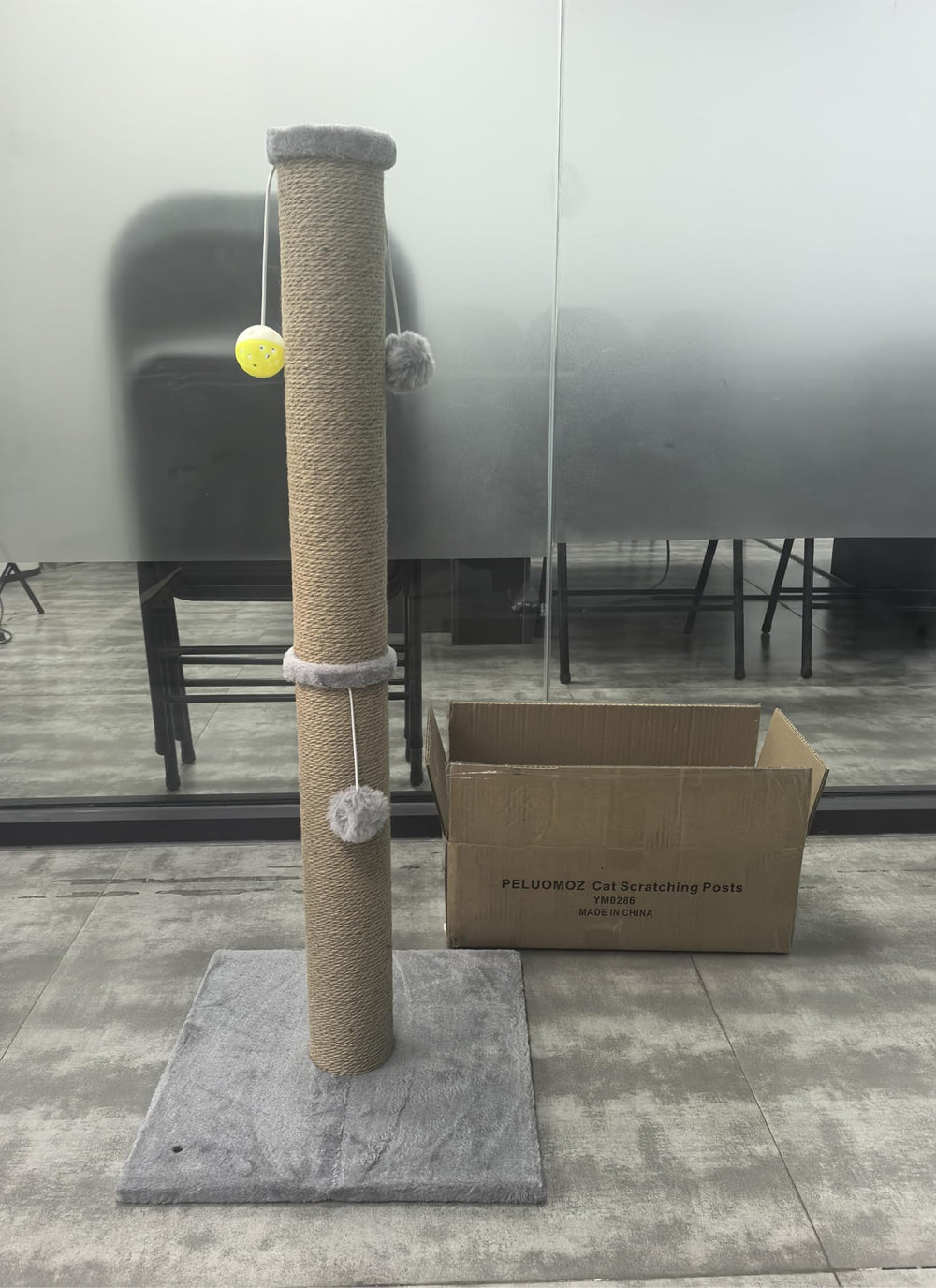 PEL UMOZ vertical scratching tower promotes stretching and exercise