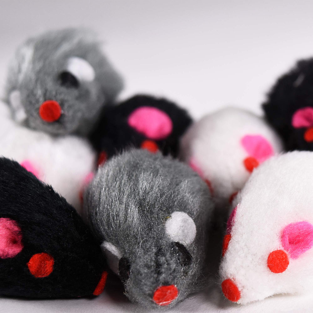 Penn-Plax Play Fur Mice cat-play-action: lightweight design promotes active engagement.