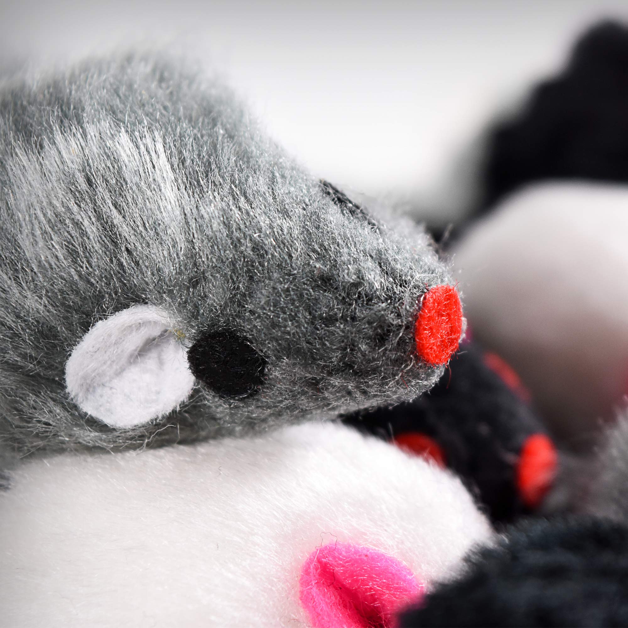 Penn-Plax Play Fur Mice multi-cat-friendly: great for shared play and activity.