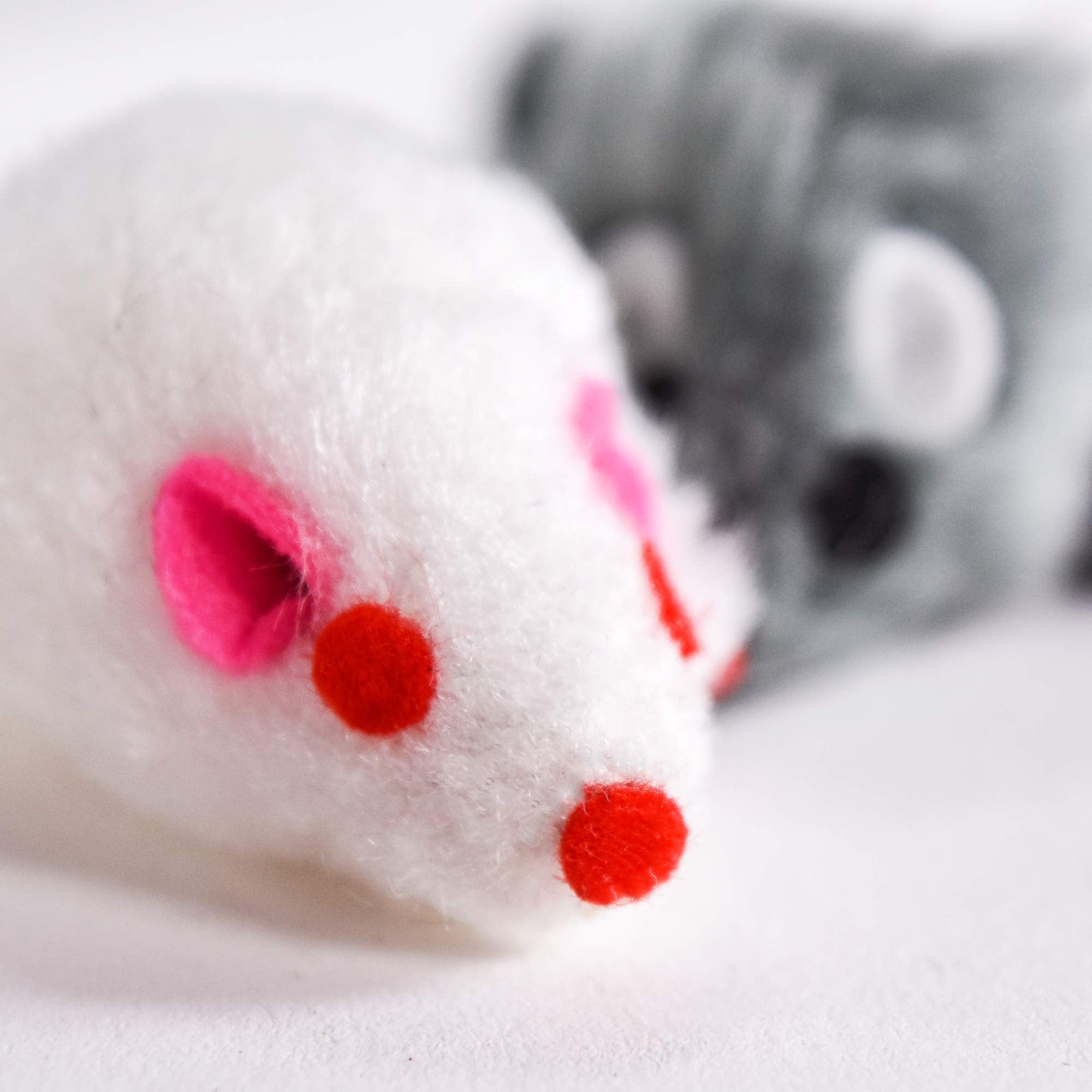 Penn-Plax Play Fur Mice rattling-detail: 2-inch plush mouse with engaging rattle.