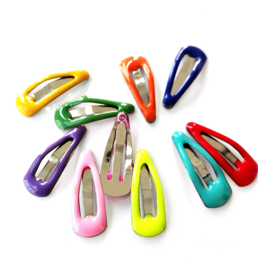 PET SHOW small snap clip with easy-on/easy-off design for grooming.