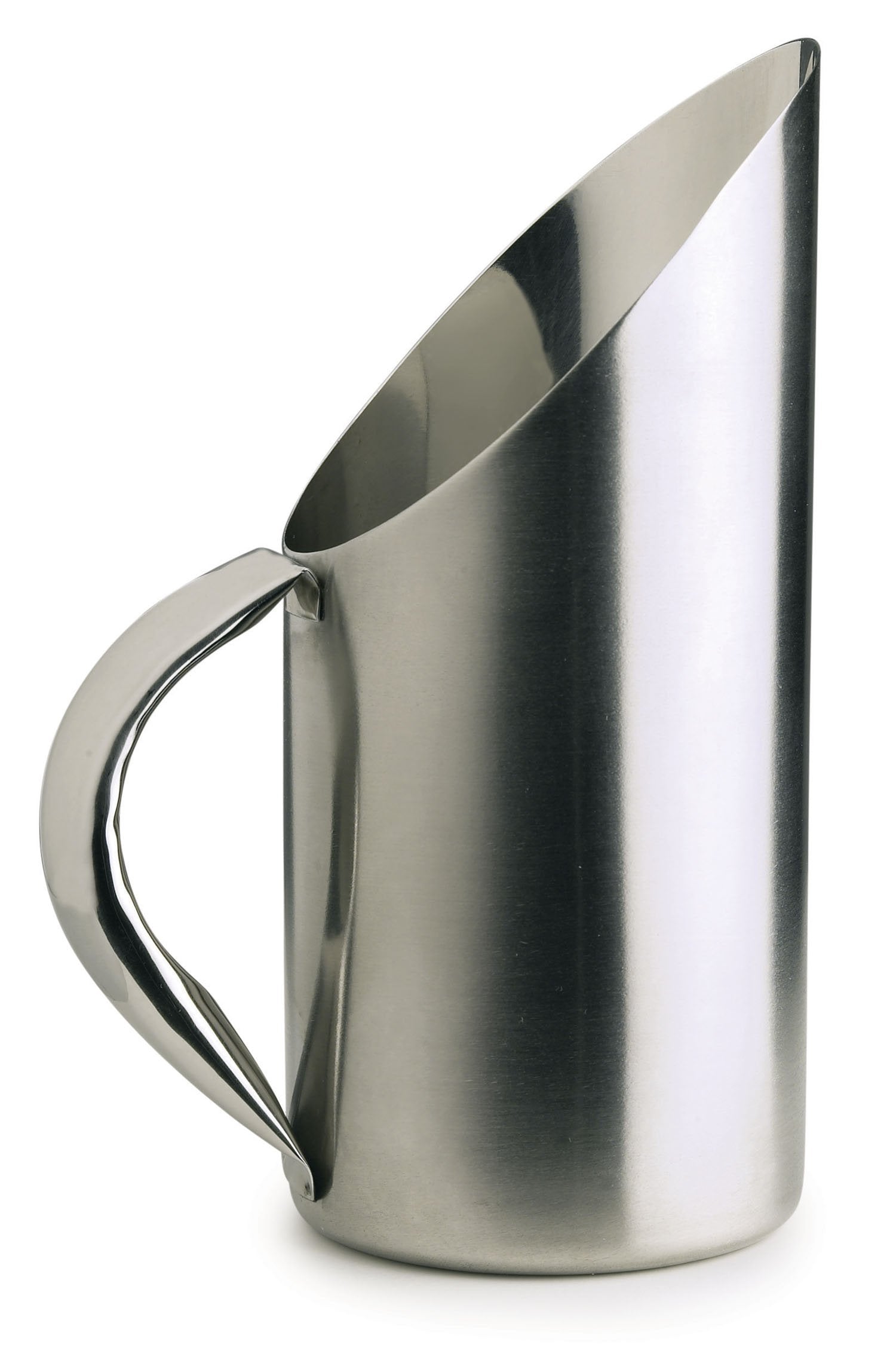 Pet Studio scoop with comfortable grip—reduces spills when reaching into containers