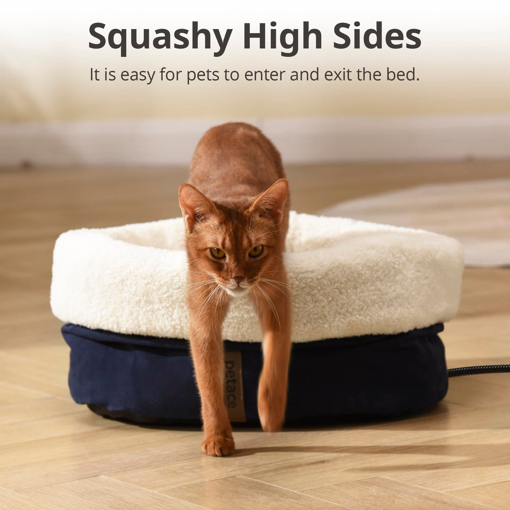 Petace heated cat bed fabric is machine washable for easy hygiene.