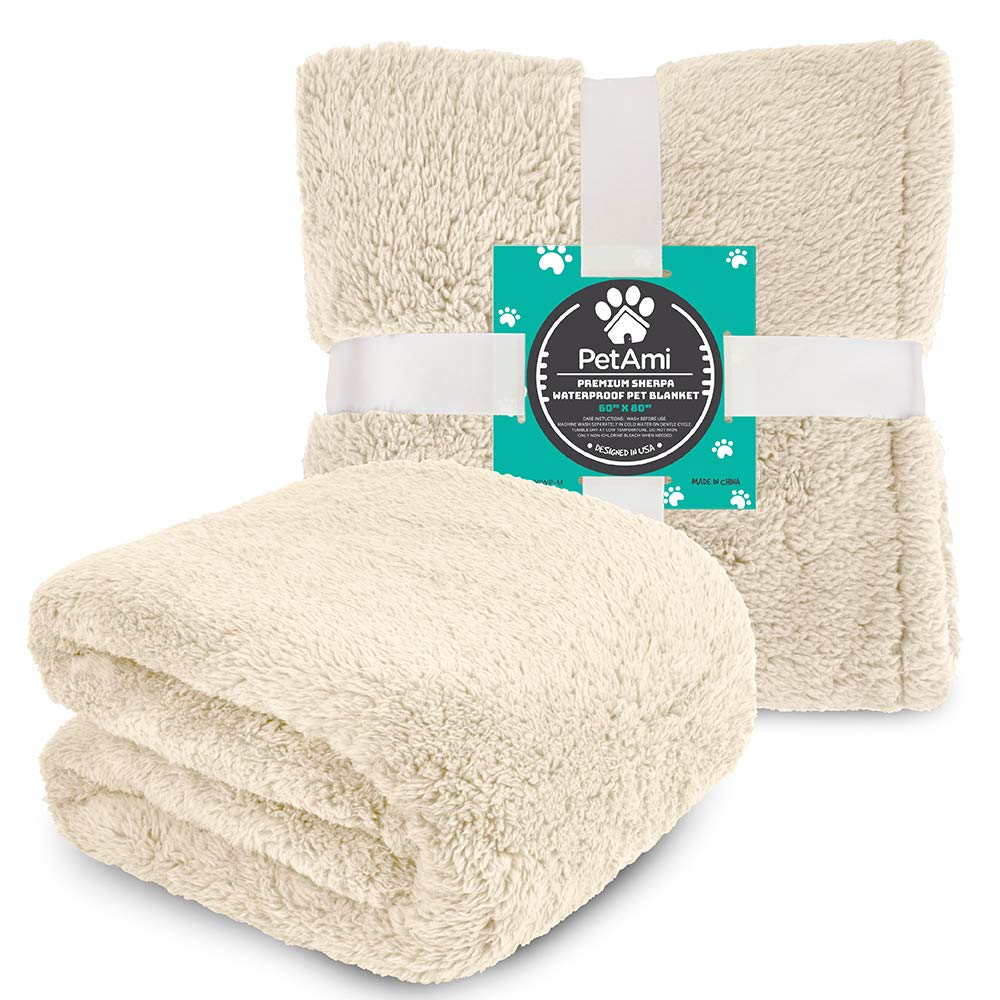 PetAmi car blanket used during travel to protect seats.