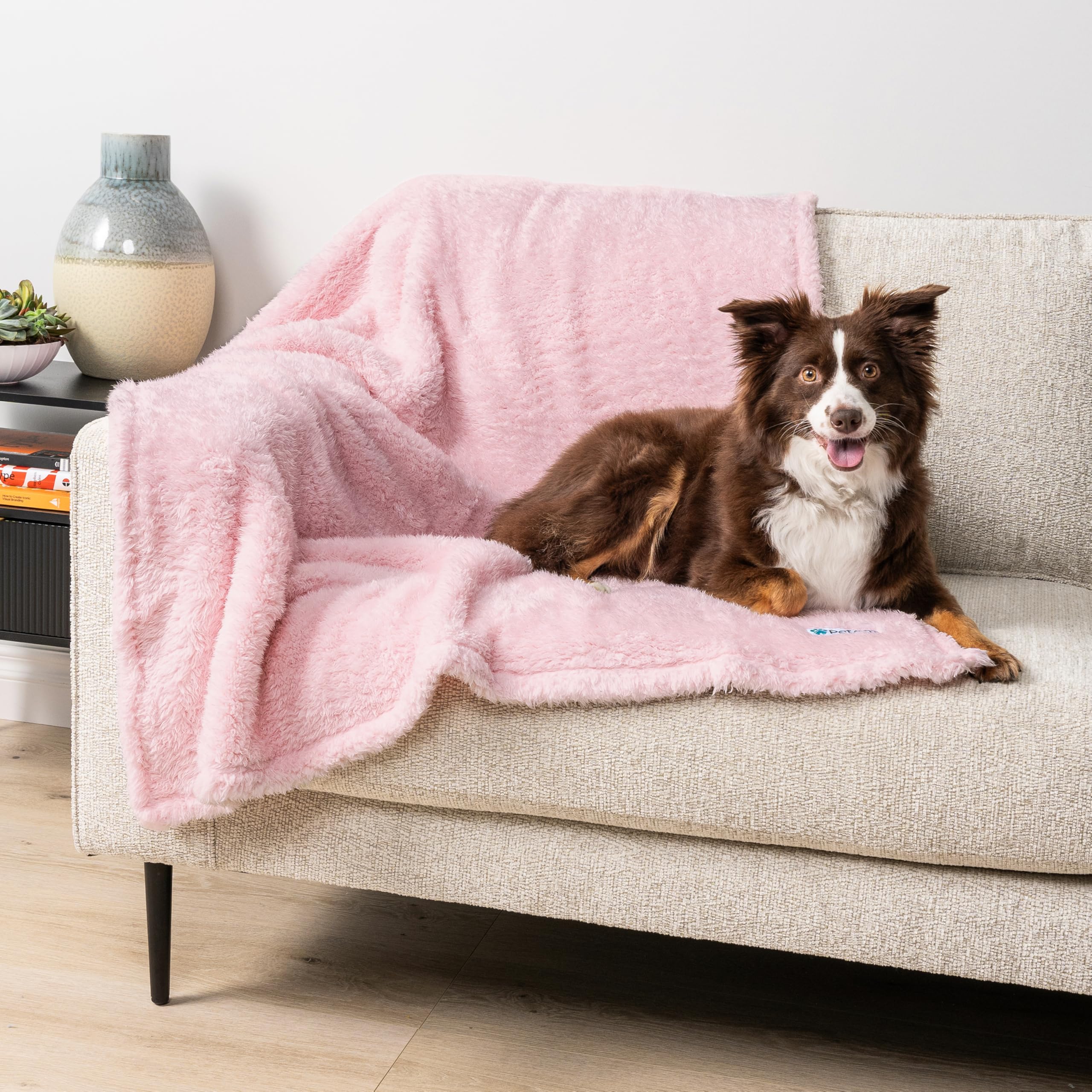 PetAmi crate liner protects kennels from fur and accidents.