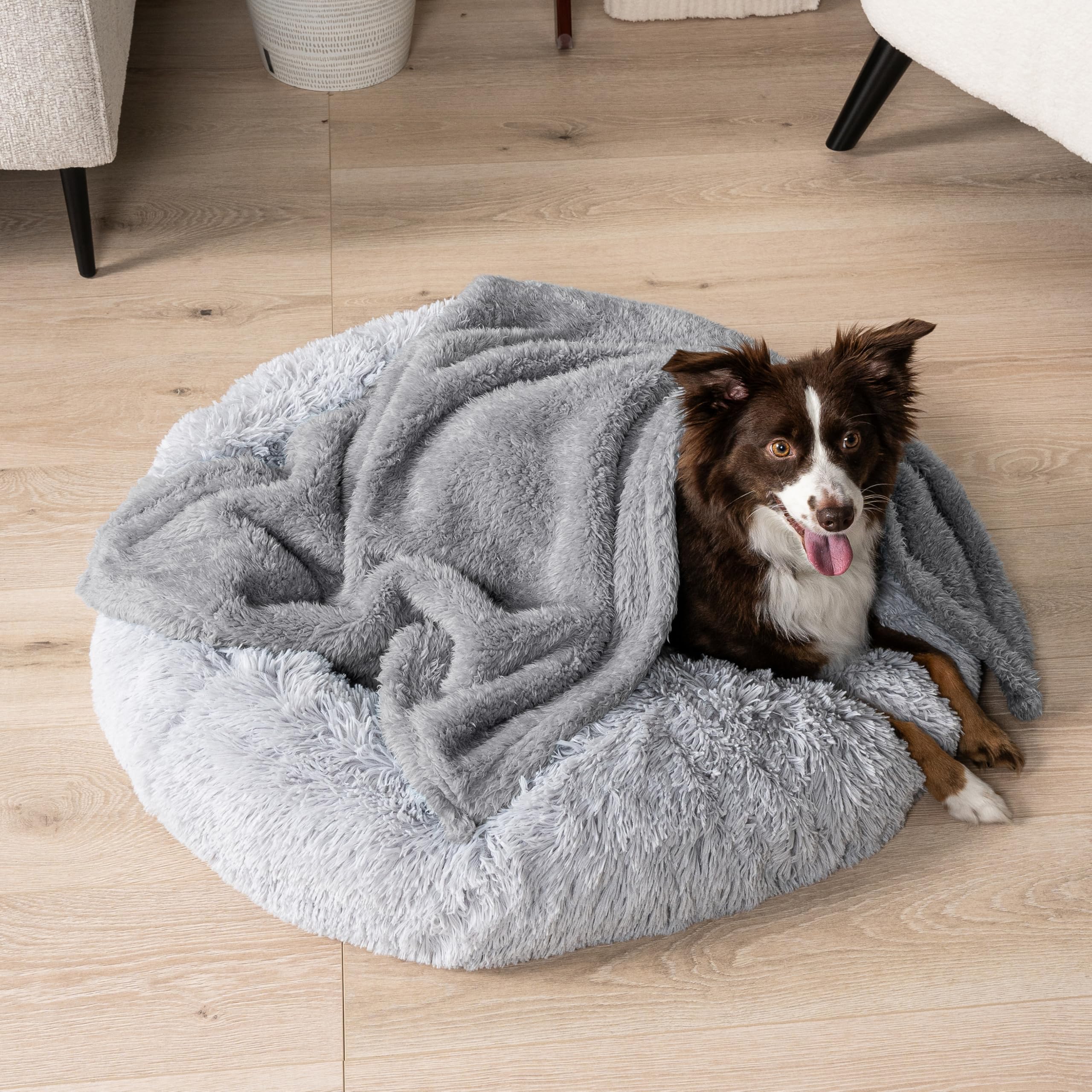PetAmi reversible design blanket offers double-sided warmth and style.