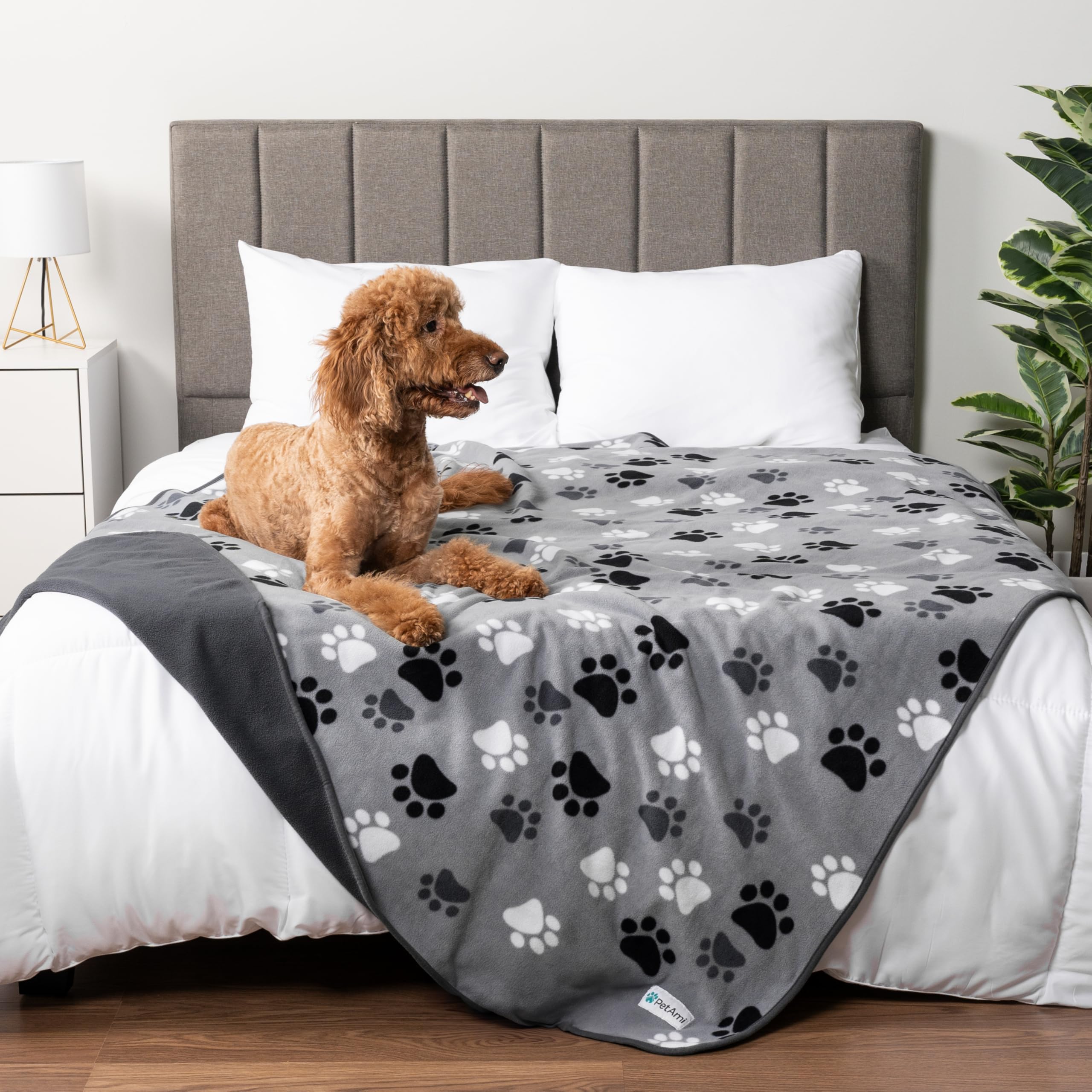 PetAmi waterproof pet blanket lightweight design for quick drying.
