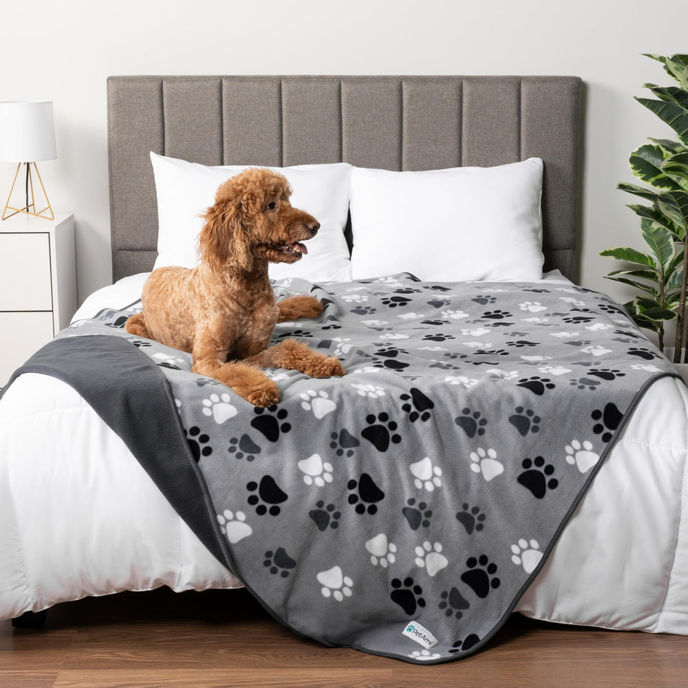 PetAmi waterproof pet blanket lightweight design for quick drying.