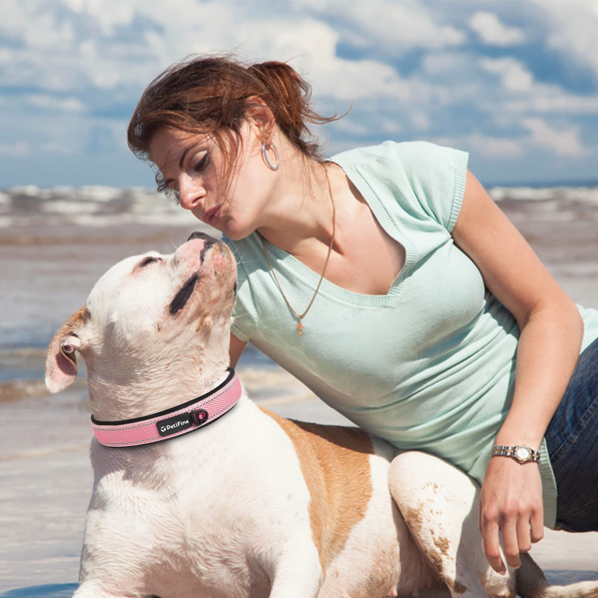 PetiFine collar con acolchado suave reduce irritación durante juegos.