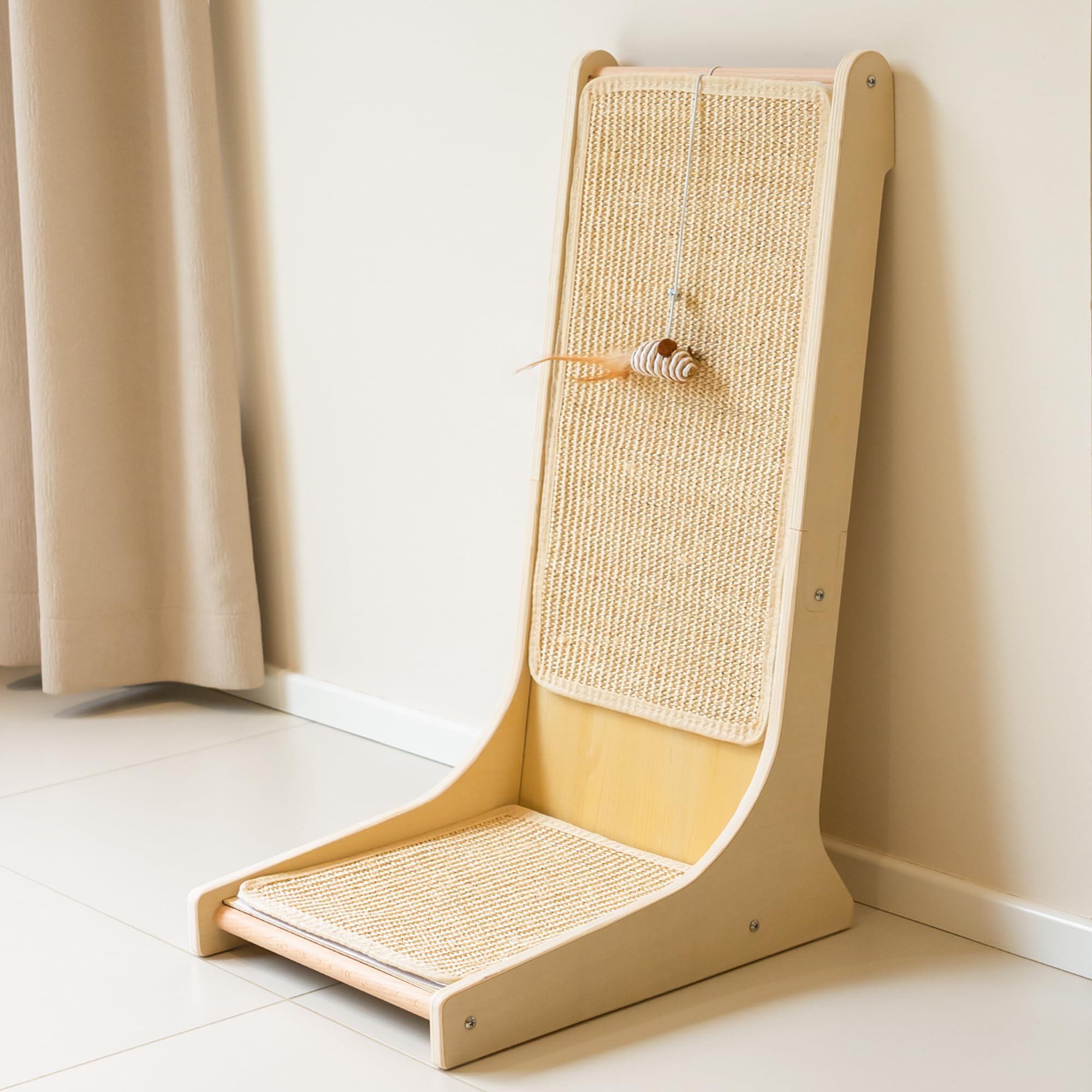 PETKARAY sisal scratcher 105° angle supports natural scratching and spine comfort.