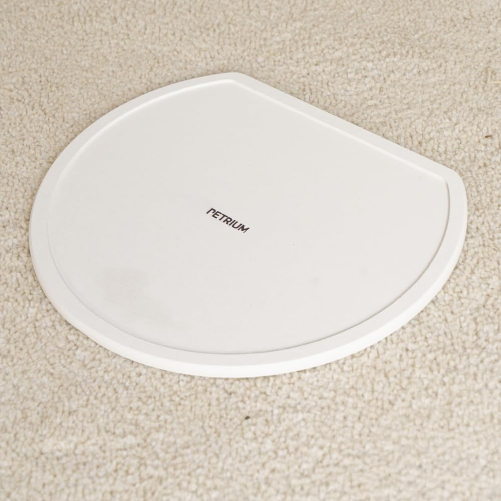 PETRIUM Stone Dry Mat on wood floor stays non-slip during meals.