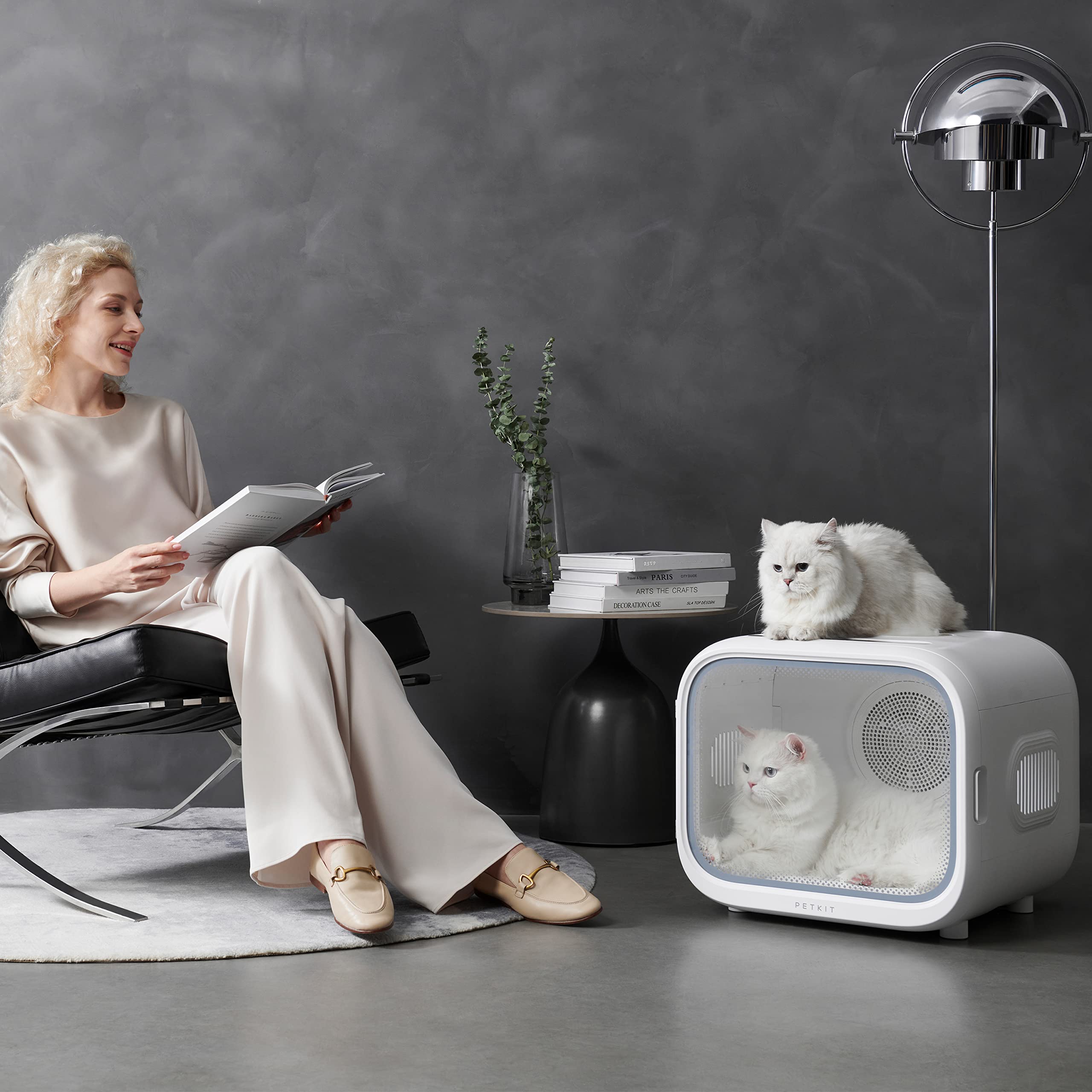 PETKIT AIRSALON MAX spacious interior suitable for lying down.