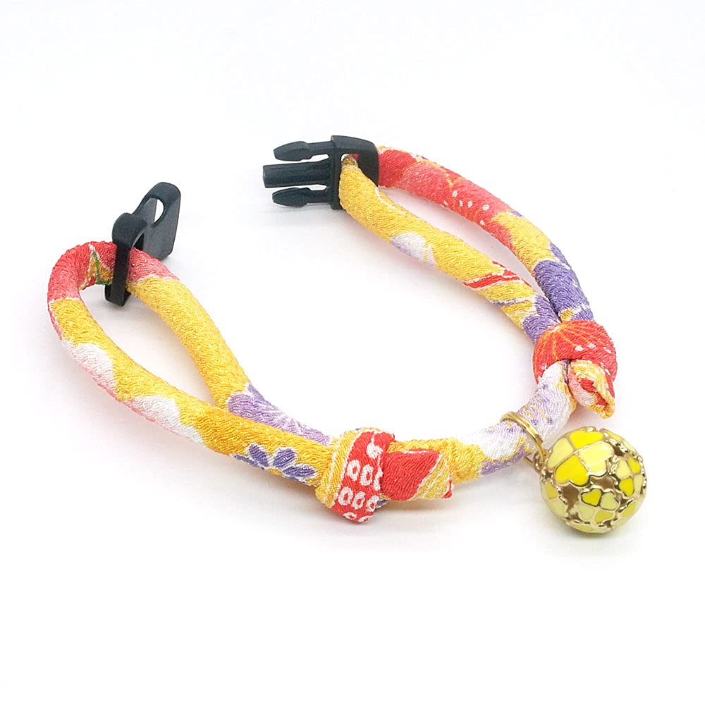 PetSoKoo safety breakaway buckle demonstrates quick release for cat safety.