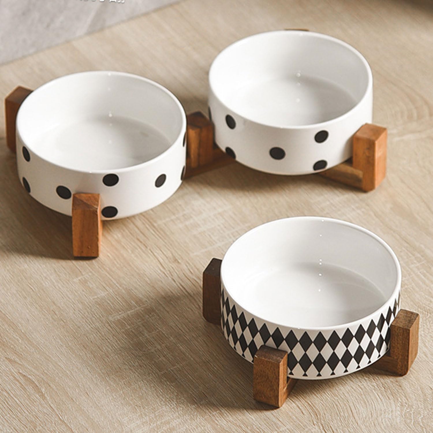 Petygooing dual-bowl design supports separate food and water.